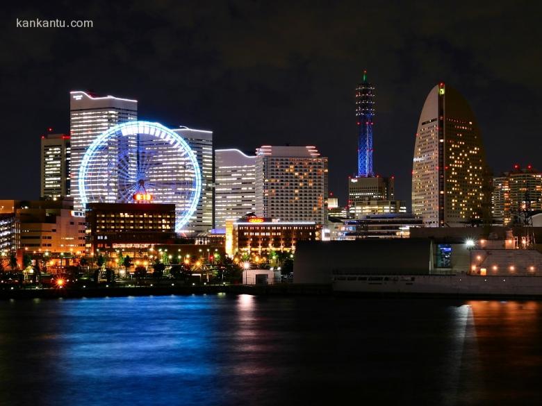 水中倒映的城市夜景