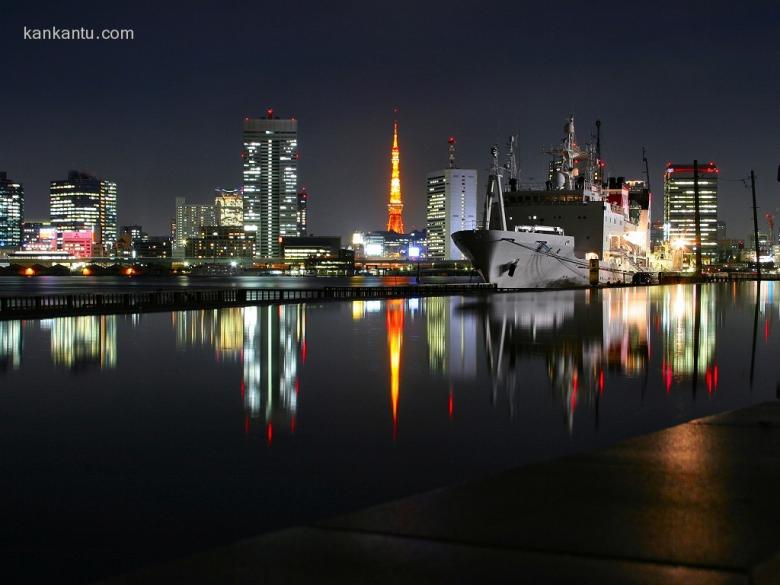 水中倒映的城市夜景