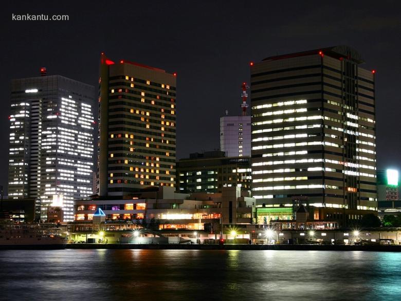 水中倒映的城市夜景